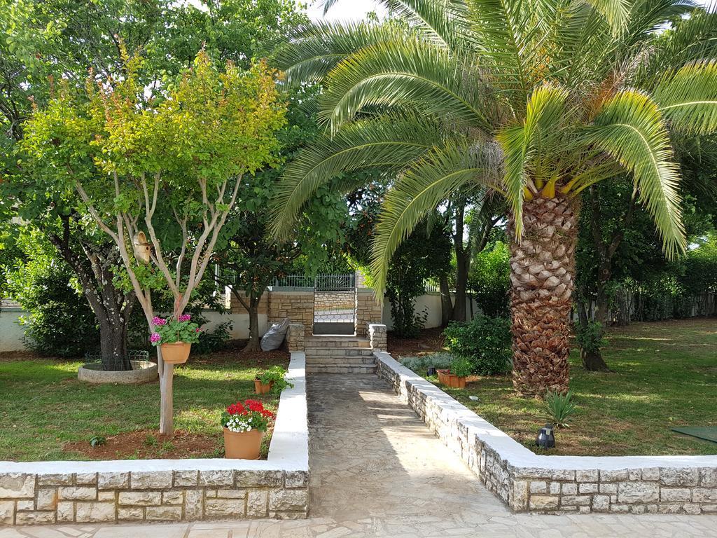 Villa Rosa With Yard And Children'S Playground Tar-Vabriga Екстер'єр фото